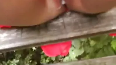 Vid gjutningen kontrollerade flickan svensk mogen porr i glasögon killen för professionell form
