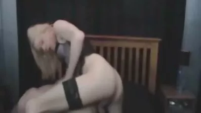 Ung Blond Eva svensk mogen porr Elfie spelar på hookup och blir knullad