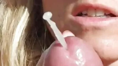 Hemmafruen vet perfekt hur man mogenporrfilm suger fallusen och onanerar den med mjölkning