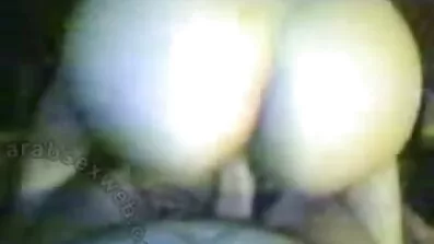 För pengar Vacker brunett gjorde mogen pornografi en avsugning i skogen och knullade