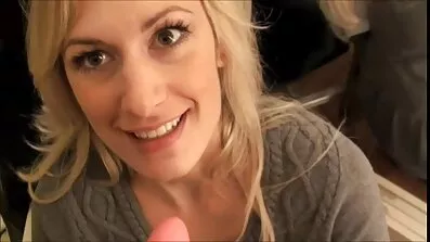 BBw passionerat suger porrfilm mogen kuk genom hålet i badrum väggen