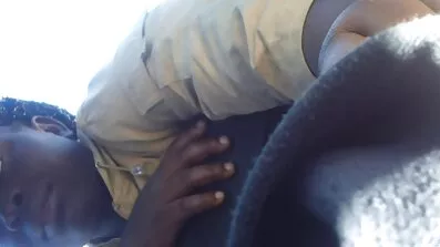 Milf tvingas dotter mogen porr att dela en dude ' s penis med henne