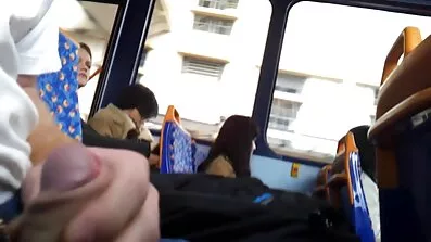 Feetjob porr med mogna kvinnor avslutas med en cum Skott på vackra sulor
