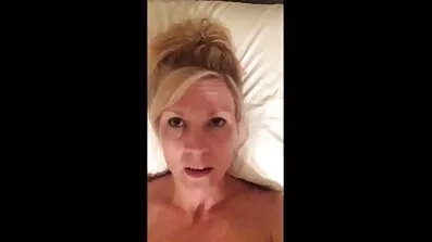 Flirtig mogenporrfilm flicka aktivt smeker penis med munnen