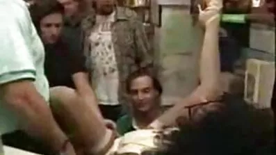 Kryddig is drottning bosatte sig på golvet och kom till porr mogen orgasm