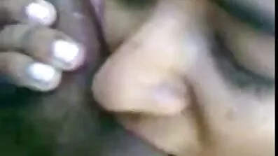 Mamman låg i porrfilm med mogna kvinnor samma säng med sin son och började knulla med honom