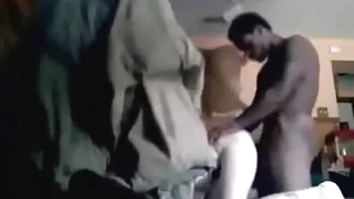 Chefen valde en underordnad och knullar henne i röven på mogenporrfilm kontoret
