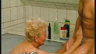 Mogna Asiatiska sätter gratis mogen porr alla hennes hål under Ebony aggregat
