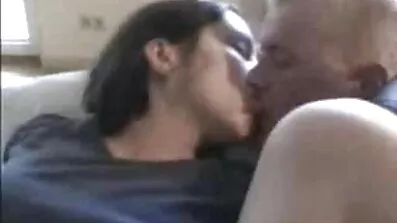 Busty brud i strumpor i sängen med sin mogna kvinnor porr stilrena älskare