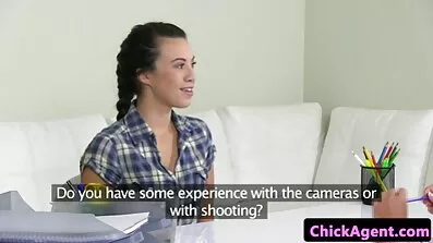 Två busty babes passionerat och ivrigt kopulera med en gratis porr mogna damer snubbe vid poolen