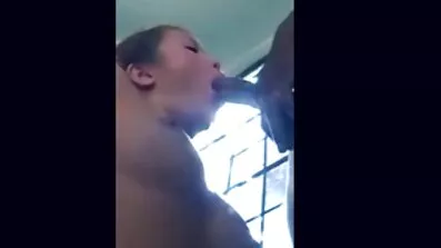 Blondinen tillät inte Negern att koppla av vid poolen och mogna damer porrfilm började trakassera honom