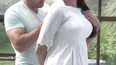 Busty porrfilmer mogna damer Skolflicka fick en kredit tack vare depraverade Bröst