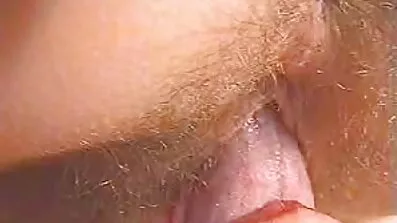 Gammal blond i stockings svalor kuk upp till körtlar och visar bröst gratis porrfilm mogna damer