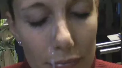 Ryska flickan mogna kvinnor porr onanerat fitta i duschen och Cumshot spruta