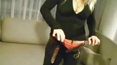 Ungdom Flirt Ki Kiara sexfilm mogen Cole beundrande suger en stor penis