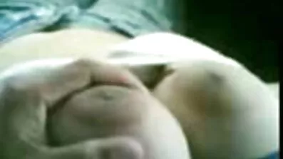 Skicklig massör uppfyller kunden mogna damer porrfilm med fingrarna och dildo
