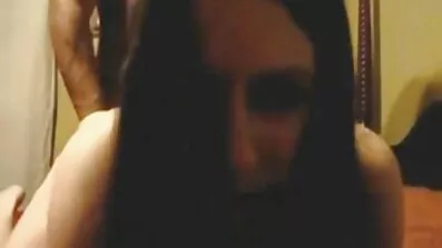 Gammal brunett suger en stor mogna sexiga kvinnor kuk och provocerar pojkvän att ha sex