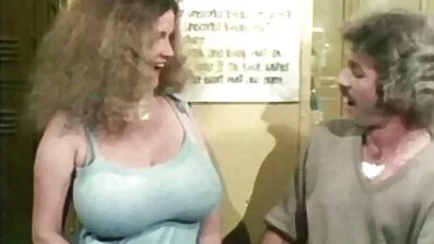 Gorgeous Blond praxis porr mogen anal sex med en svart man