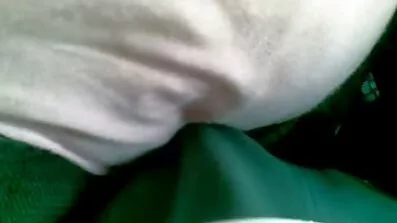 Han knullade porrfilmer mogna damer en blondin i hennes håriga vagina och förde henne till extas