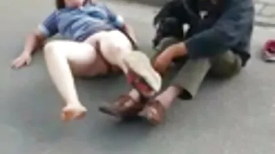 Towheaded i korta cutoffs lockade en kompis för en super-hot bang med en svensk mogen porr stor orgasm