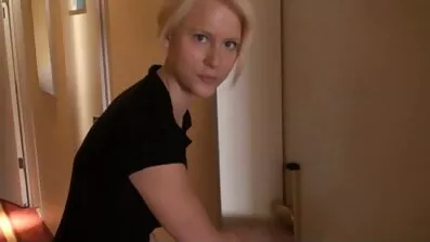 Tjock mogen gratis porr busty fru överlämnar flitigt till man i sängen och cums