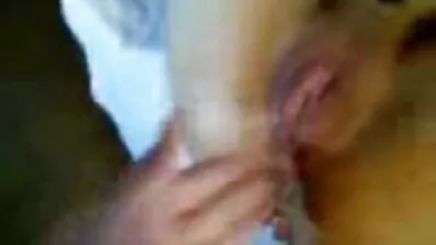 Han mogna damer porr satte sin unga flickvän i sängen och gick vild för en skön sex