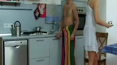 Sötnos med stora bröst fick upp doggy style att mogen pornografi knulla med ung kille