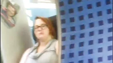 Antasta mogna kvinnor sexfilm flickvän på sängen slutade med en fin anal sex