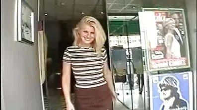 Kåt blond från / slickning och knullade på porr mogna kvinnor terrassen