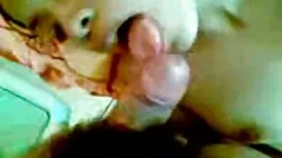 Lystet brunett poserar på kameran i sex med pojkvän porrfilmer mogna damer