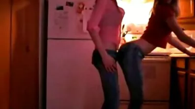 Brunett Bdsmgirl underhåller flickvän kittlande porr mogna kvinnor och leksak
