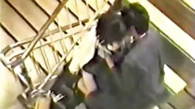 Ett par mogen porr med en pistol flydde från zombierna och hade sex säkert