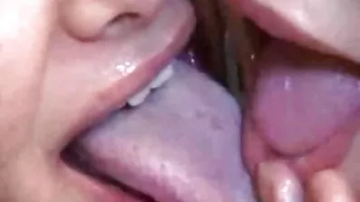 Två busty sluts porrfilmer mogna damer har gruppsex med en man