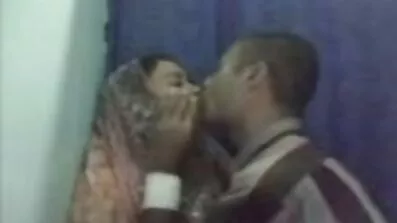 Busty latinamerikansk porrfilmer mogna damer är redo att knulla våldsamt vid poolen