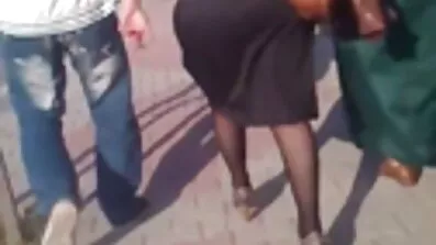 Busty blond flyttade hennes skinkor under mogen lesbisk porr tryck av en se idiota