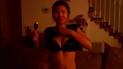 Asiatiska chick hänsynslöst stav i anus och matas med läckra cum porr med mogna kvinnor