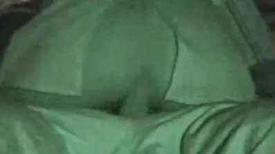 Draperad mogna sexiga kvinnor med en kuk på hårig fitta av en busty blond