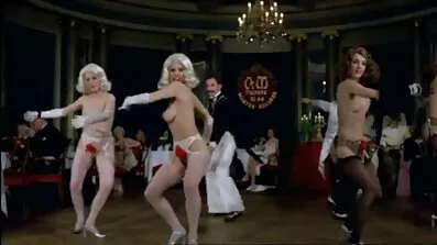 En man tittar på porrfilm med mogna kvinnor analsex av ett par och skjuter dem på kameran