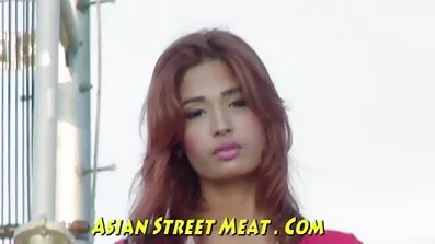 Asiatisk kvinna får en svensk mogen porr kuk djupt i halsen och är knullad i BDSM-format