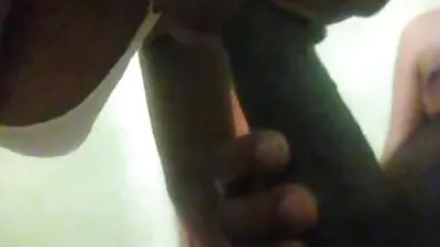 Naughty Blond gått remsor på gratis mogen porr trappan