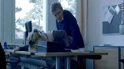 Gammal svensk mogen porr Brunett förförd av en kille för en elegant koppling