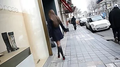 Saftiga brunett svensk mogen porr i stockings fast för analsex