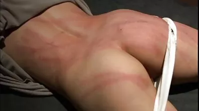Perversa massör Licking kundens fitta dränkt gratis mogen porrfilm i olja