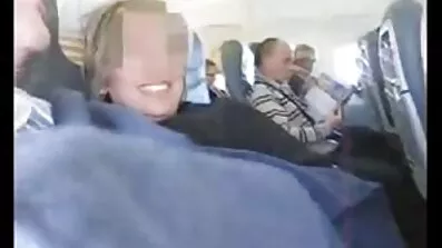 Ginna Gerson gnuggar Fötter kuk av porr mogen en ung hane att slicka hans sperma