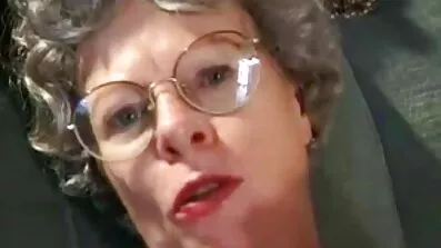 Slutty kadens Lu sopp uthärdat kuk porr mogen kvinna i mun och sprida ben