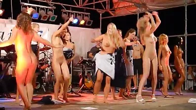 Busty gratis porrfilm mogna damer tik i bikini suger ett stort antal kuk för utsäde