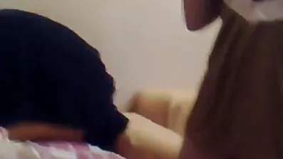 Ond tjej suger vibrator och skjuter mogna kvinnor porrfilm den i hennes fitta
