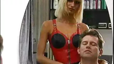 Ebony fingrande mogen svensk porr hennes hål med olika sexleksaker